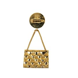 Chanel-Broche CC Chanel com aba acolchoada dourada-Dourado