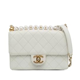 Chanel-Sac bandoulière à rabat en cuir d'agneau Chanel Medium Chic Pearls blanc-Blanc