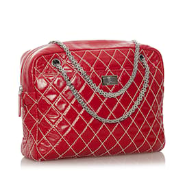 Chanel-Bolsa grande para câmera Chanel vermelha acolchoada em pele de cordeiro reeditada-Vermelho