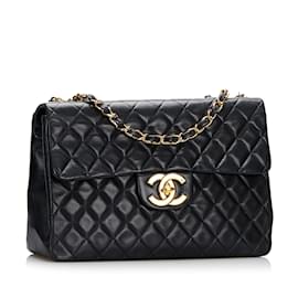 Chanel-Bolso de hombro con solapa y forro de piel de cordero Chanel Jumbo Classic negro-Negro