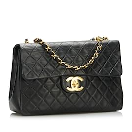 Chanel-Bolsa de ombro com aba preta Chanel Jumbo Classic com forro de pele de cordeiro-Preto