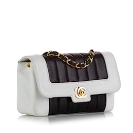 Chanel-Bolsa Chanel em pele de cordeiro preta Mademoiselle Ligne com aba única-Preto