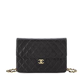Chanel-Bolsa de ombro Chanel média acolchoada preta em pele de cordeiro com aba única-Preto