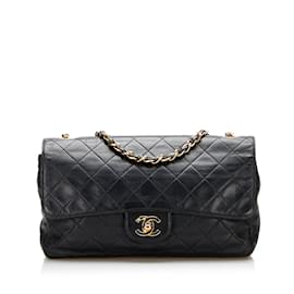 Chanel-Bolsa Chanel pequena clássica em pele de cordeiro preta com aba única-Preto