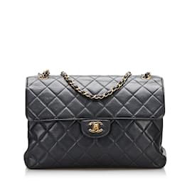 Chanel-Bolsa de ombro com aba preta Chanel média clássica forrada de pele de cordeiro-Preto