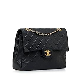 Chanel-Bolsa de ombro Chanel preta média alta clássica forrada de pele de cordeiro-Preto