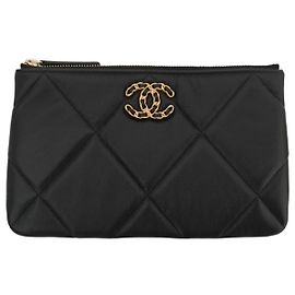 Clutch Chanel 19 in pelle di agnello nera Nero