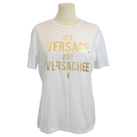 Versace-Nicht-gerade weiss/Goldenes T-Shirt mit der Aufschrift „Its Versace not Versachee“.-Golden