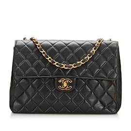 Chanel-Bolsa de ombro com aba única Chanel Jumbo Classic preta em pele de cordeiro-Preto