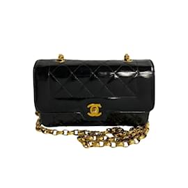 Chanel-Gesteppte Umhängetasche aus Lackleder mit CC-Klappe-Schwarz