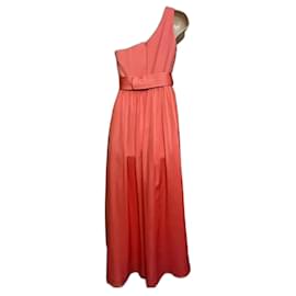 Vera Wang-Un vestido de noche con hombros descubiertos es de color rosa salmón.-Coral