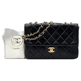 Chanel-Bolsa Chanel Classic com aba de ombro em pele de cordeiro acolchoada preta e detalhes dourados-Preto