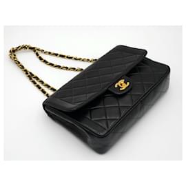 Chanel-Bolso de hombro Chanel Classic Flap en piel de cordero acolchada negra y herrajes dorados-Negro