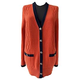 Chanel-Neues Paris / Hamburger Kaschmir-Cardigan mit CC-Knöpfen-Orange