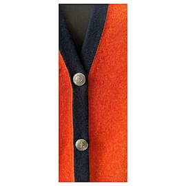 Chanel-Neues Paris / Hamburger Kaschmir-Cardigan mit CC-Knöpfen-Orange