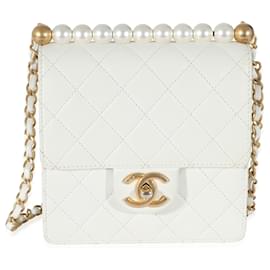 Chanel-Bolso Chanel con solapa de perlas verticales elegantes de piel de cabra acolchada blanca-Blanco