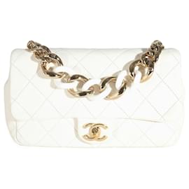 Chanel-Bolsa elegante com aba de corrente Chanel branca acolchoada em pele de cordeiro-Branco