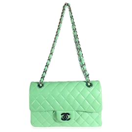 Chanel-Bolsa Chanel verde acolchoada em pele de cordeiro arco-íris pequena clássica com aba forrada-Verde