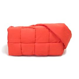 Bottega Veneta-Sac à cassettes en nylon technique rembourré 629000-Rouge