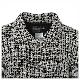 Chanel-10Casaco K$ Fluffy Tweed com botões CC Jewel-Multicor