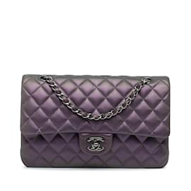 Chanel-Sac à bandoulière à rabat doublé en cuir d'agneau irisé classique moyen Chanel violet-Violet