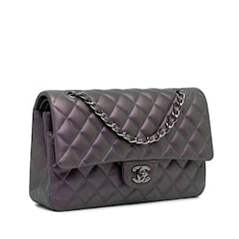 Chanel-Bolsa de ombro com aba forrada de pele de cordeiro iridescente roxa Chanel média clássica-Roxo