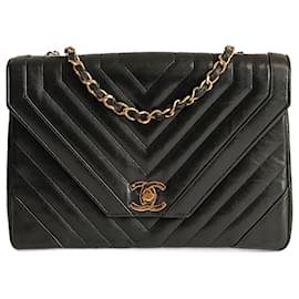 Chanel-Bolso de hombro Chanel vintage de cuero negro con punto en V-Negro