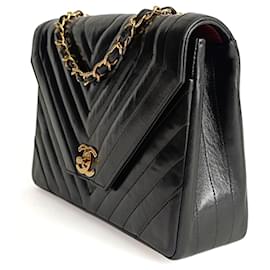 Chanel-Bolsa de ombro Chanel vintage com ponto em V de couro preto-Preto