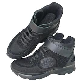 Chanel-Zapatillas con cordones y logo CC de ante negro de Chanel-Negro