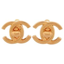 Chanel-VINTAGE CHANEL LOGO CC TIMELESS EARRINGS 1997 METAL GOLD EARRING-Golden