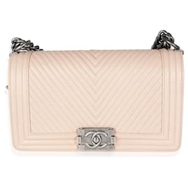 Chanel-Bolsa Chanel Bege Claro Chevron Acolchoado Pele de Cordeiro Médio Menino-Bege