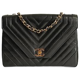 Chanel-Chanel Bolsa de ombro vintage Chanel em couro preto com ponto em V-Preto