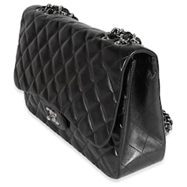 Chanel-Bolso clásico con solapa única Jumbo de piel de cordero acolchada negra de Chanel-Negro