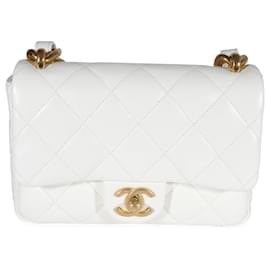 Chanel-Bolso pequeño con solapa Funky Town de piel de cordero acolchada blanca de Chanel-Blanco