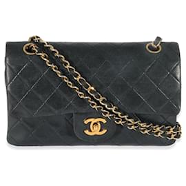 Chanel-Bolsa pequena com aba clássica Chanel Navy acolchoada em pele de cordeiro-Azul