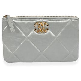 Chanel Grau gesteppter Satin Chanel 19 O-Fall Braun Blau