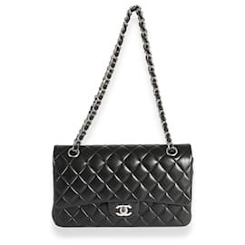 Chanel-Bolso con solapa con forro clásico mediano de piel de cordero acolchada negra de Chanel-Negro