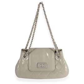 Chanel-Borsa con patta a fisarmonica ristampa in pelle smaltata trapuntata grigia Chanel-Grigio