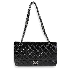Chanel-Bolso con solapa con forro clásico mediano de charol acolchado negro de Chanel-Negro
