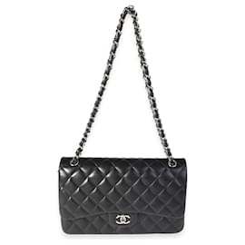 Chanel-Bolso con solapa con forro clásico Jumbo de piel de cordero acolchada negra de Chanel-Negro