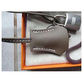 Hermès-clochette , nuova cerniera e lucchetto Hermès per la borsa per la polvere Hermès-Grigio