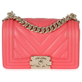 Chanel-Chanel 19P Rote gesteppte kleine Jungentasche mit Chevron-Muster-Pink