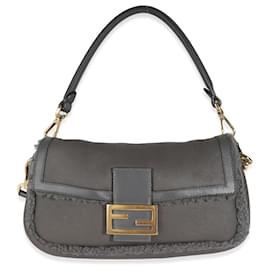Fendi-Sac baguette moyen en peau de mouton retournée grise Fendi-Marron