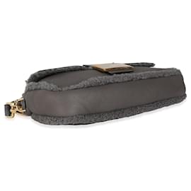 Fendi-Sac baguette moyen en peau de mouton retournée grise Fendi-Marron