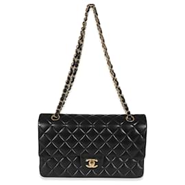 Chanel-Bolso con solapa con forro clásico mediano de piel de cordero acolchada negra de Chanel-Negro