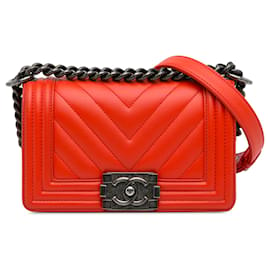 Chanel-Bolso pequeño rojo con solapa Chevron Boy de Chanel-Roja
