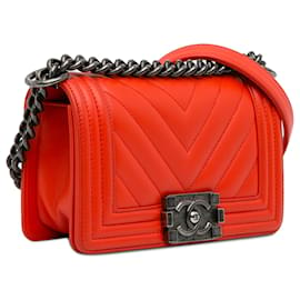 Chanel-Bolso pequeño rojo con solapa Chevron Boy de Chanel-Roja