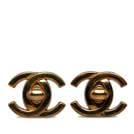 Chanel-Clipe Chanel CC Turn Lock dourado em brincos-Dourado