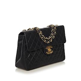 Chanel-Bolsa Chanel Maxi Classic em pele de cordeiro preta com aba única-Preto