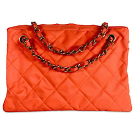 Chanel-Bolsa de ombro Chanel laranja acolchoada em nylon-Laranja